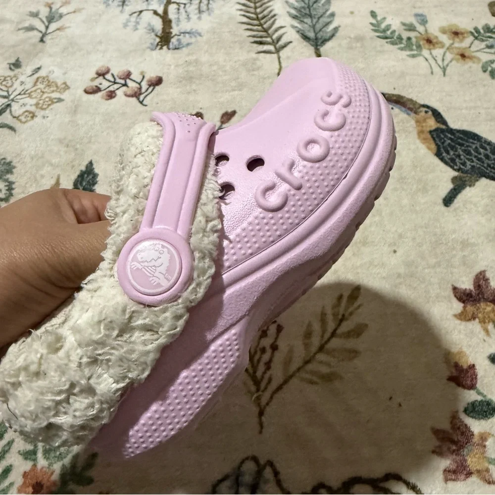 CROCS pink  Fuzzy Lined Clogs size 9